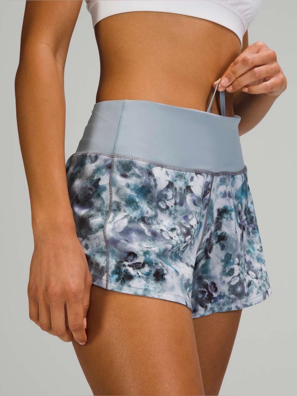 Lululemon Speed Up Mid-Rise Short 4"
Kaleidofloral Multi / Blue Cast Size: 10